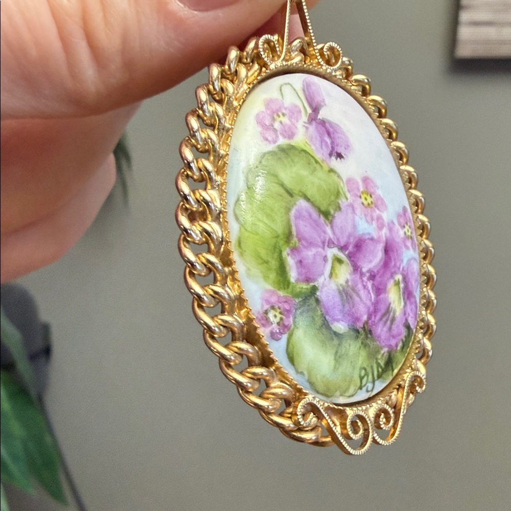 Vintage 1970s Hand Painted Ceramic Cabochon Rolled Gold African Violets Pendant - Picture 3 of 8
